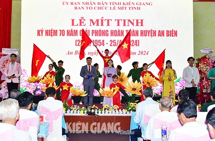 >Mít tinh kỷ niệm 70 năm giải phóng hoàn toàn huyện An Biên